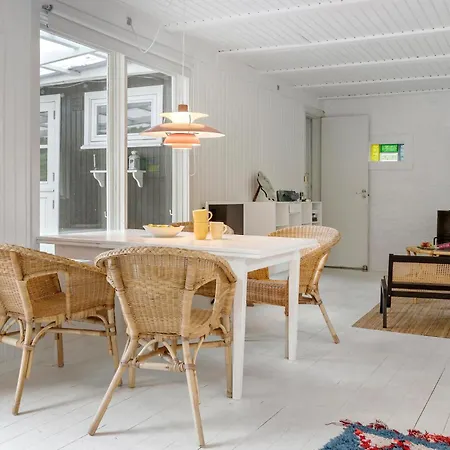 4 Bedroom Cozy In בית נופש Vejby